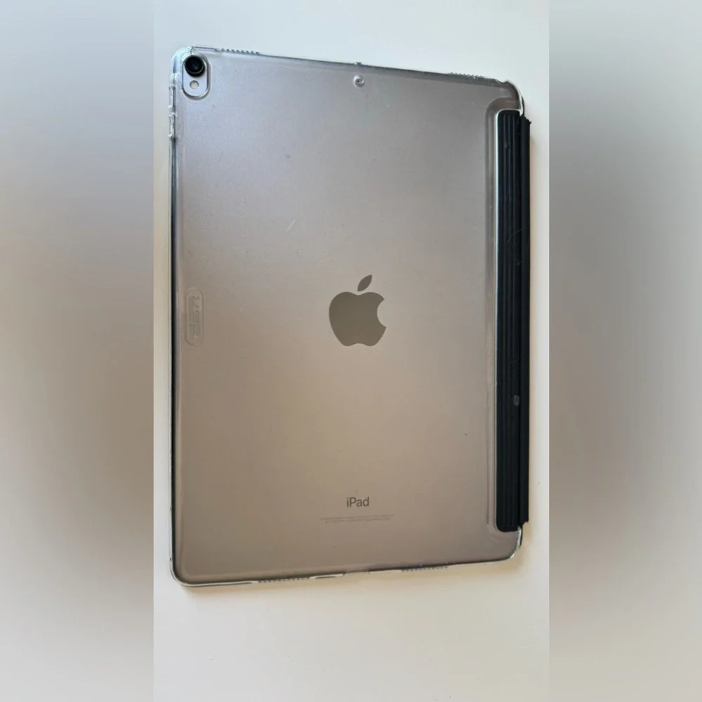 iPad Pro (10.5-inch) Wi-Fi. Works Great! Come with case/cover
